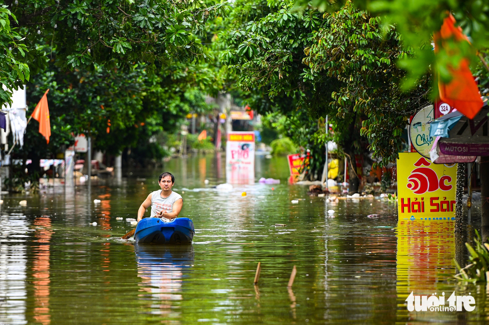 Tiểu thương ở Bát Tràng xót xa đập bỏ những cặp lục bình cả trăm triệu bị vỡ, mẻ do lũ - Ảnh 4.