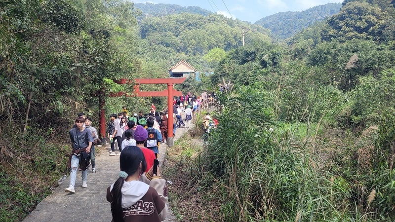 Los turistas de primavera caminan y escalan las montañas hasta la Pagoda Huong Tich