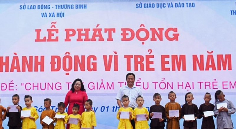 Lãnh đạo tỉnh Sóc Trăng trao quà cho trẻ em có hoàn cảnh khó khăn.