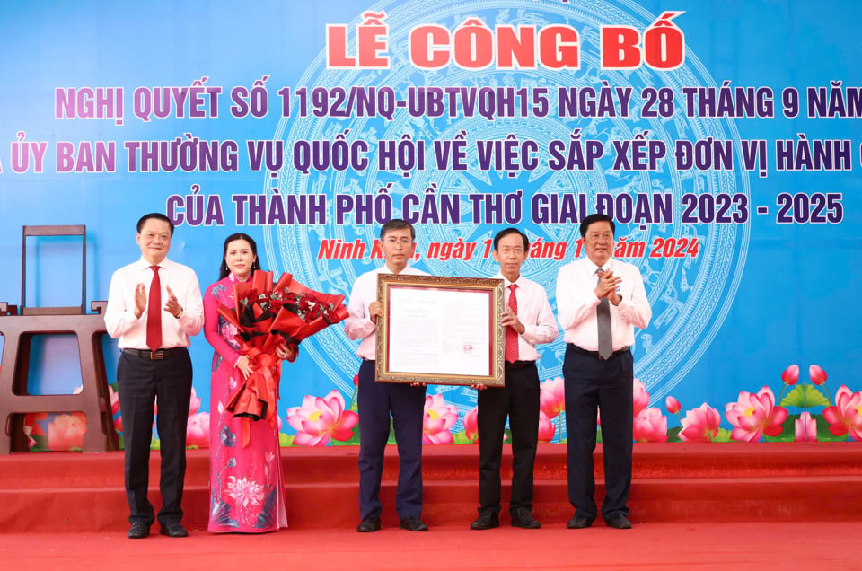 Can Tho City leaders presented a resolution to arrange 4 wards in Ninh Kieu district.