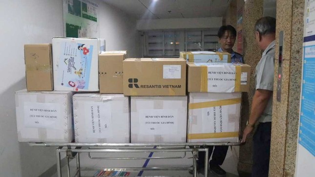 Le personnel médical de Hô Chi Minh-Ville fabrique avec diligence des médicaments à envoyer aux personnes vivant dans les zones de tempêtes et d'inondations. Photo 2