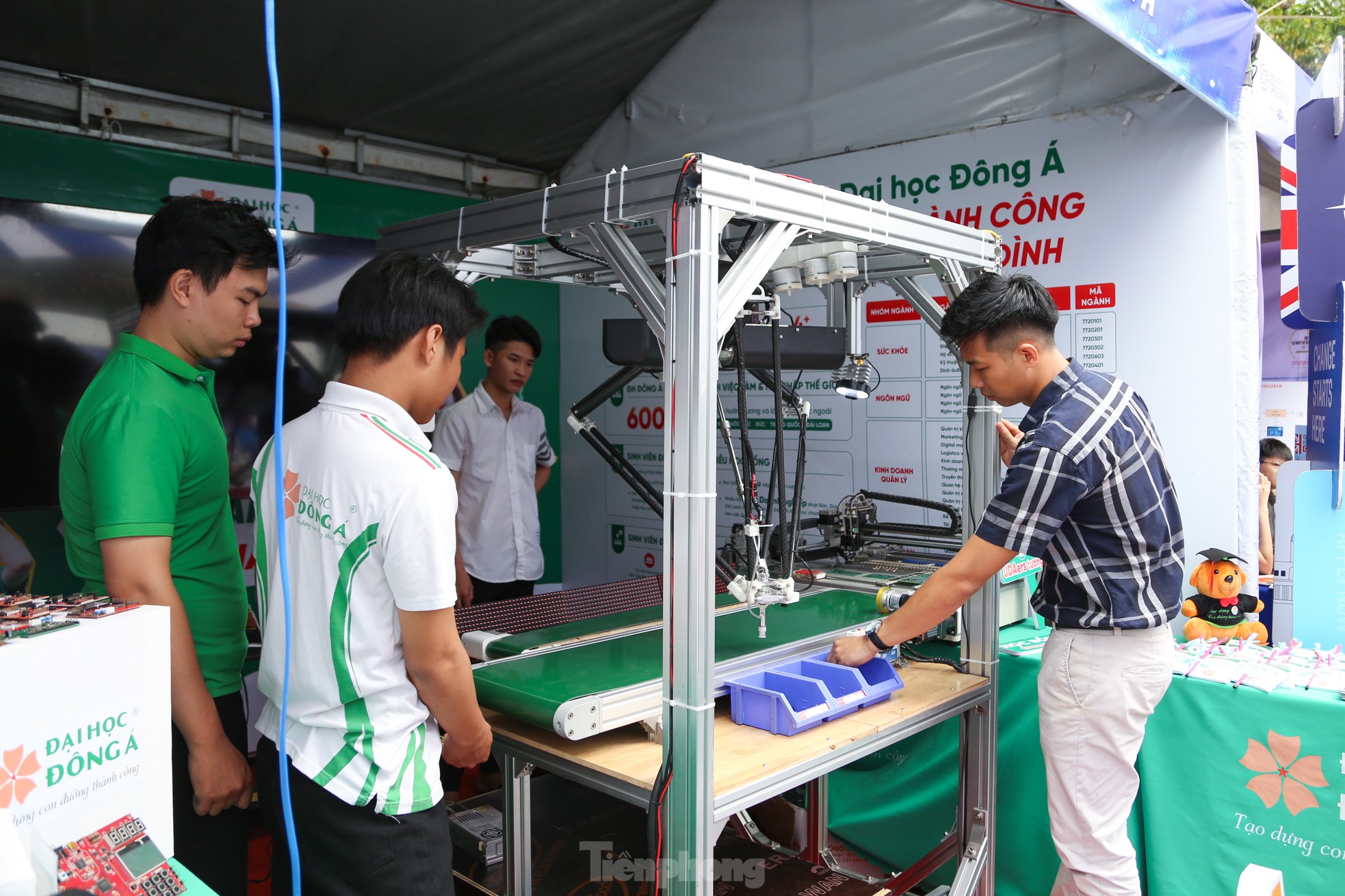 Cientos de jóvenes en Da Nang están entusiasmados por experimentar la transformación digital foto 6