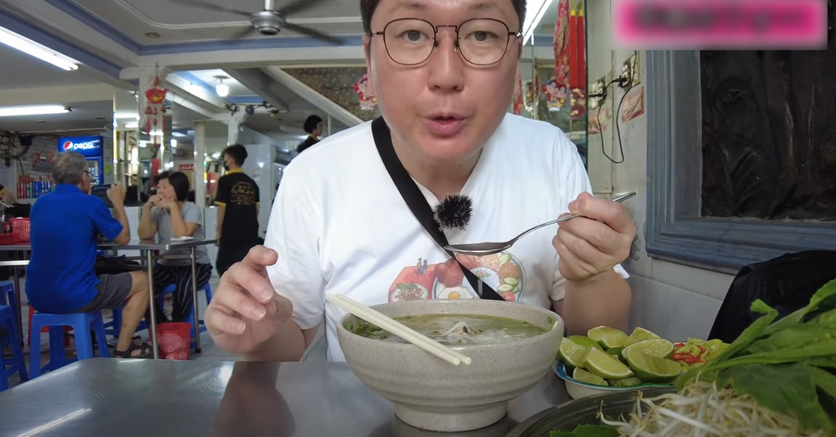 Los japoneses prueban el pho de carne en un restaurante de 54 años y lo elogian como "el mejor de Ciudad Ho Chi Minh"