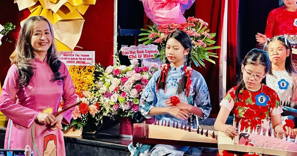 L'artiste émérite Dr. Nguyen Thi Hai Phuong a été émue lors de la 4e cérémonie de remise du prix « J'aime la cithare »