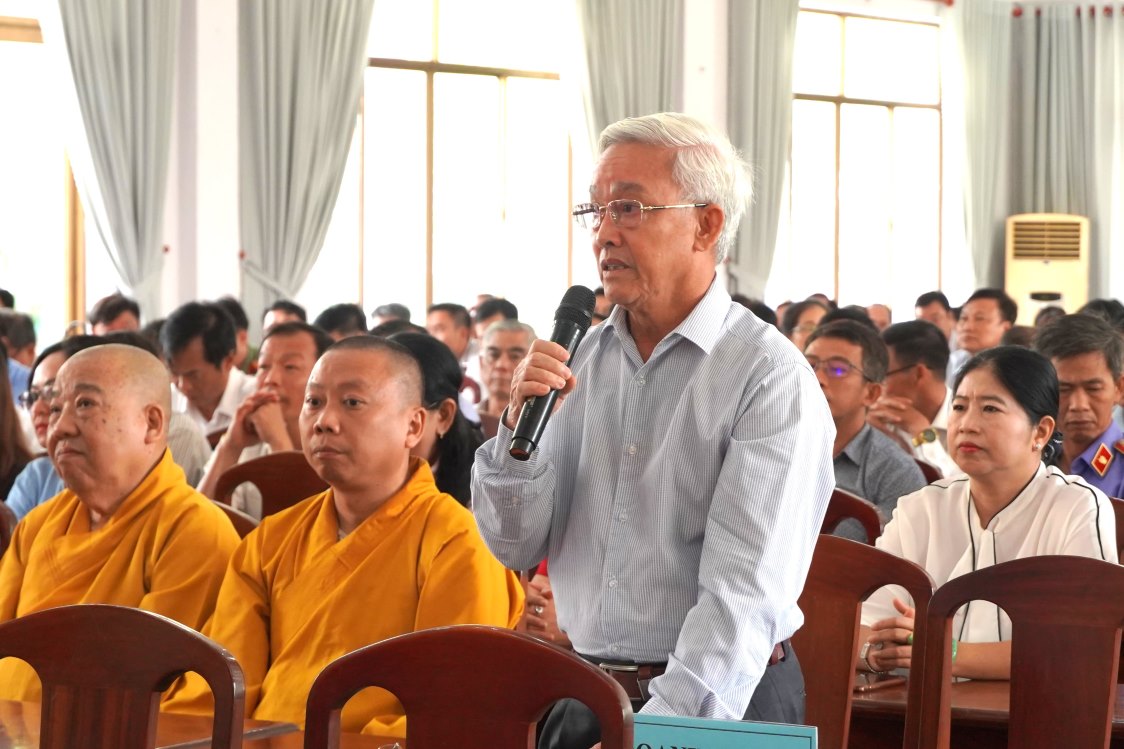 Voter Pham Thai Binh speaks at the voter meeting. Photo: Ta Quang