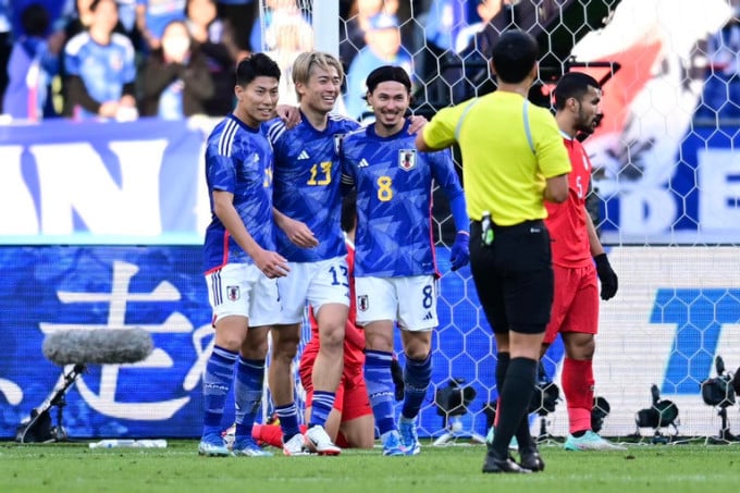 Japanese players celebrate Minamino's (right, No. 8) goal that sealed the 5-0 victory. Photo: WF