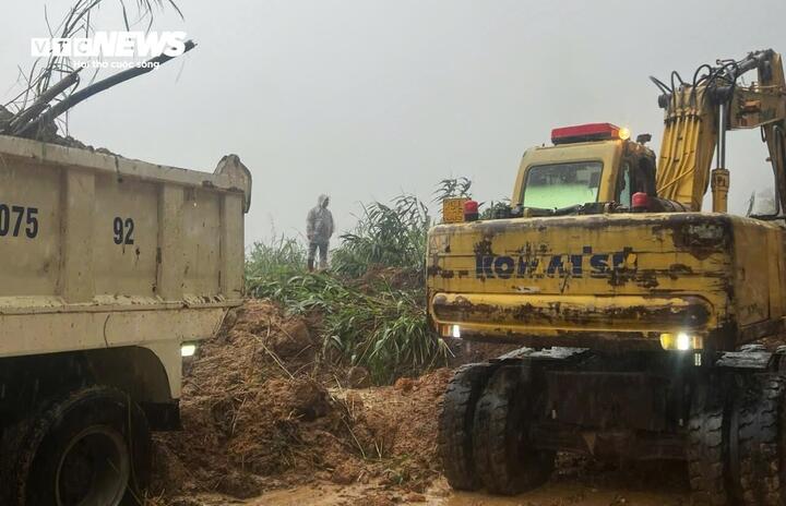 Las autoridades de las provincias de Lam Dong y Khanh Hoa están trabajando para rescatar a más de 350 personas aisladas por un deslizamiento de tierra.