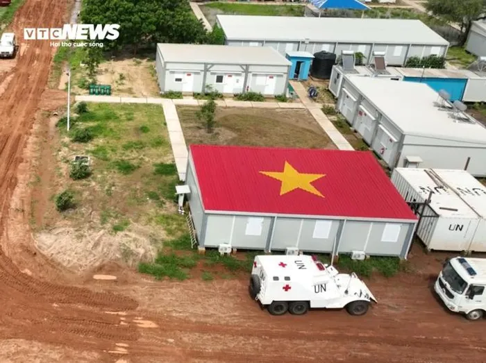 Cờ Tổ quốc trên mái nhà thuộc khu vực Bệnh viện dã chiến cấp 1 ở Châu Phi. (Ảnh: Lực lượng GGHB Việt Nam)