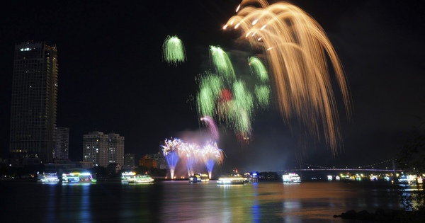 Annonce des 2 meilleures équipes pour la phase finale du Festival international des feux d'artifice de Da Nang DIFF 2024