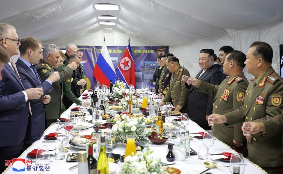 Kim Jong Un traf sich mit dem russischen Verteidigungsminister, um die militärischen Beziehungen zwischen beiden Ländern zu besprechen. Foto 4