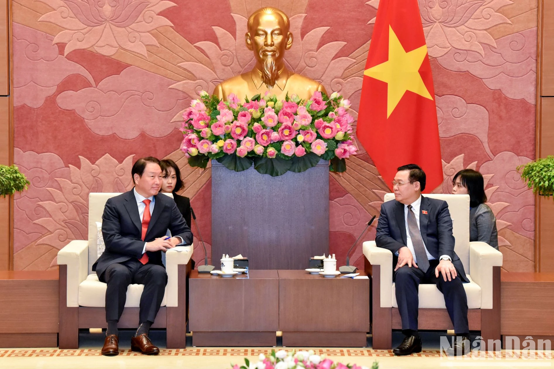 [Ảnh] Chủ tịch Quốc hội Vương Đình Huệ tiếp Chủ tịch Tập đoàn SK Hàn Quốc ảnh 1