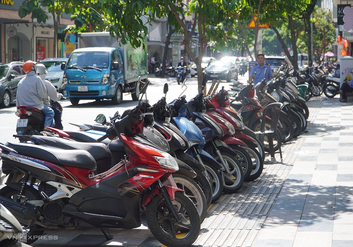 Stuck in regulations, Ho Chi Minh City cannot collect sidewalk fees