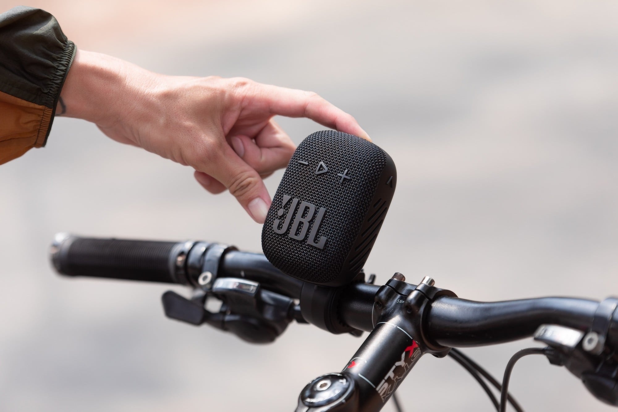 Faire du vélo avec des enceintes JBL Wind 3S (photo 4)