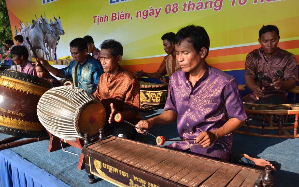 ពី​ការ​ក្លាយ​ជា​ឧបករណ៍​តន្ត្រី «ពិសិដ្ឋ» លេង​តែ​ក្នុង​ពិធី​ធំៗ​នៅ​វត្ត​អារាម​ប៉ុណ្ណោះ វង់​ភ្លេង​ប្រាំ​វង់​របស់​ជន​ជាតិ​ខ្មែរ​ឥឡូវ​បាន​សាយ​ភាយ​ដល់​សហគមន៍។ រូបថត៖ Luc Tung