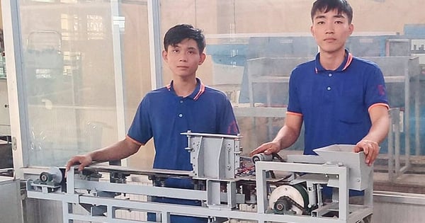 Two male students earn more than ten million VND/month from simple machines