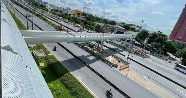 Installation terminée de la dernière poutre de passerelle piétonne de la ligne 1 du métro