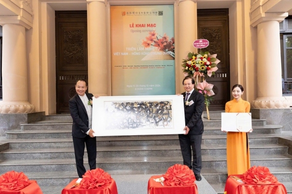 Présentation de près de 40 peintures d'artistes contemporains représentatifs du Vietnam et de Hong Kong (Chine)