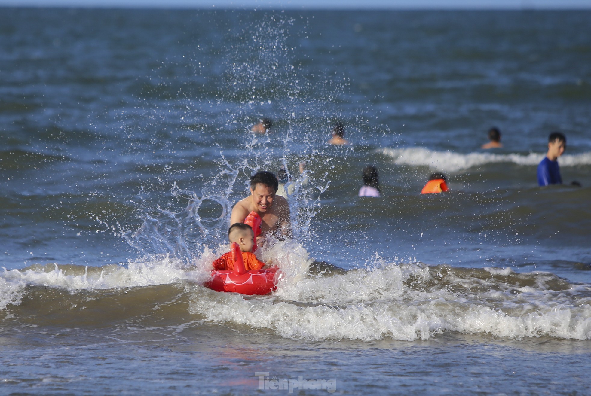 Hot weather, tourists flock to Ha Tinh beach to 'cool off' photo 7