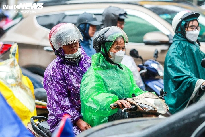 El 2 de diciembre, en el Norte habrá tiempo frío con lluvias dispersas y lluvias débiles. (Ilustración: Khong Chi)