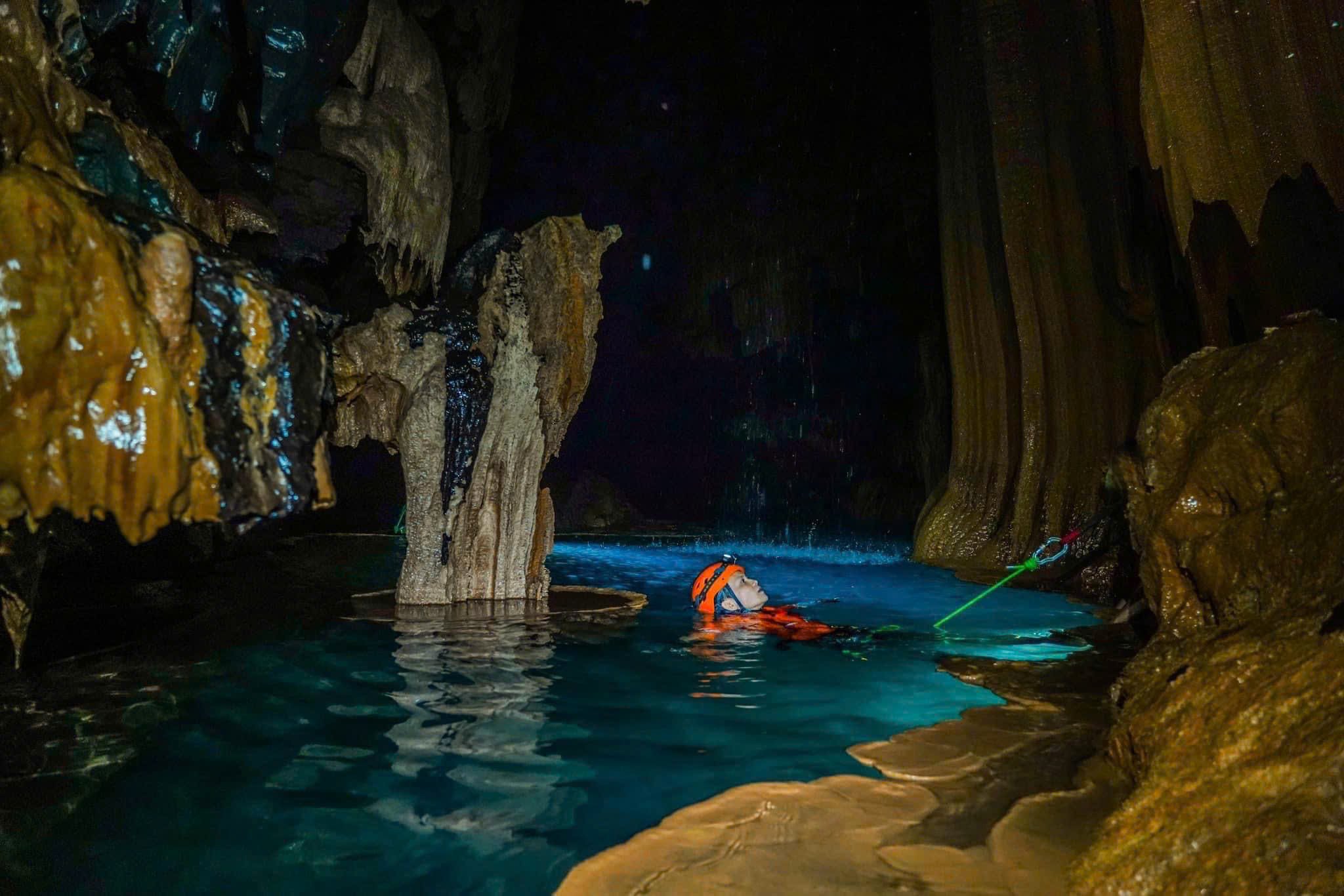 The newly discovered lake in Thung Cave has a frog-shaped structure. The surface of the lake is smaller than the bottom of the lake. The surface of the lake is about 100 square meters wide, but according to Mr. Dung, the bottom has not been measured because the water level is about 6.5 meters deep. 