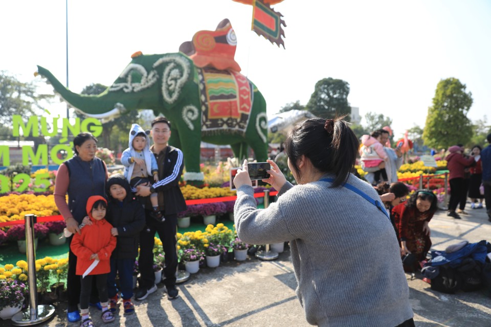 많은 가족이 주말에 관광을 하고 즐거운 시간을 보내기 위해 메린 꽃 축제를 찾습니다.