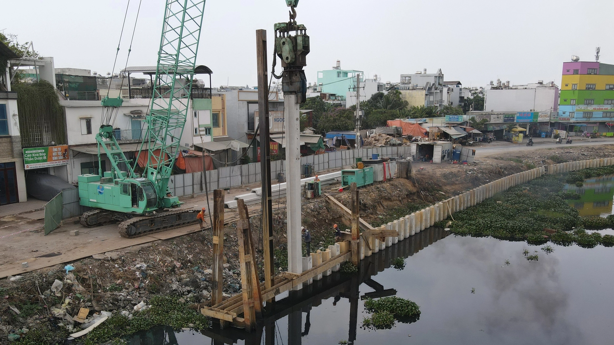 Chân lấm tay bùn trên công trường tuyến kênh dài nhất TP.HCM ngày Tết- Ảnh 2.