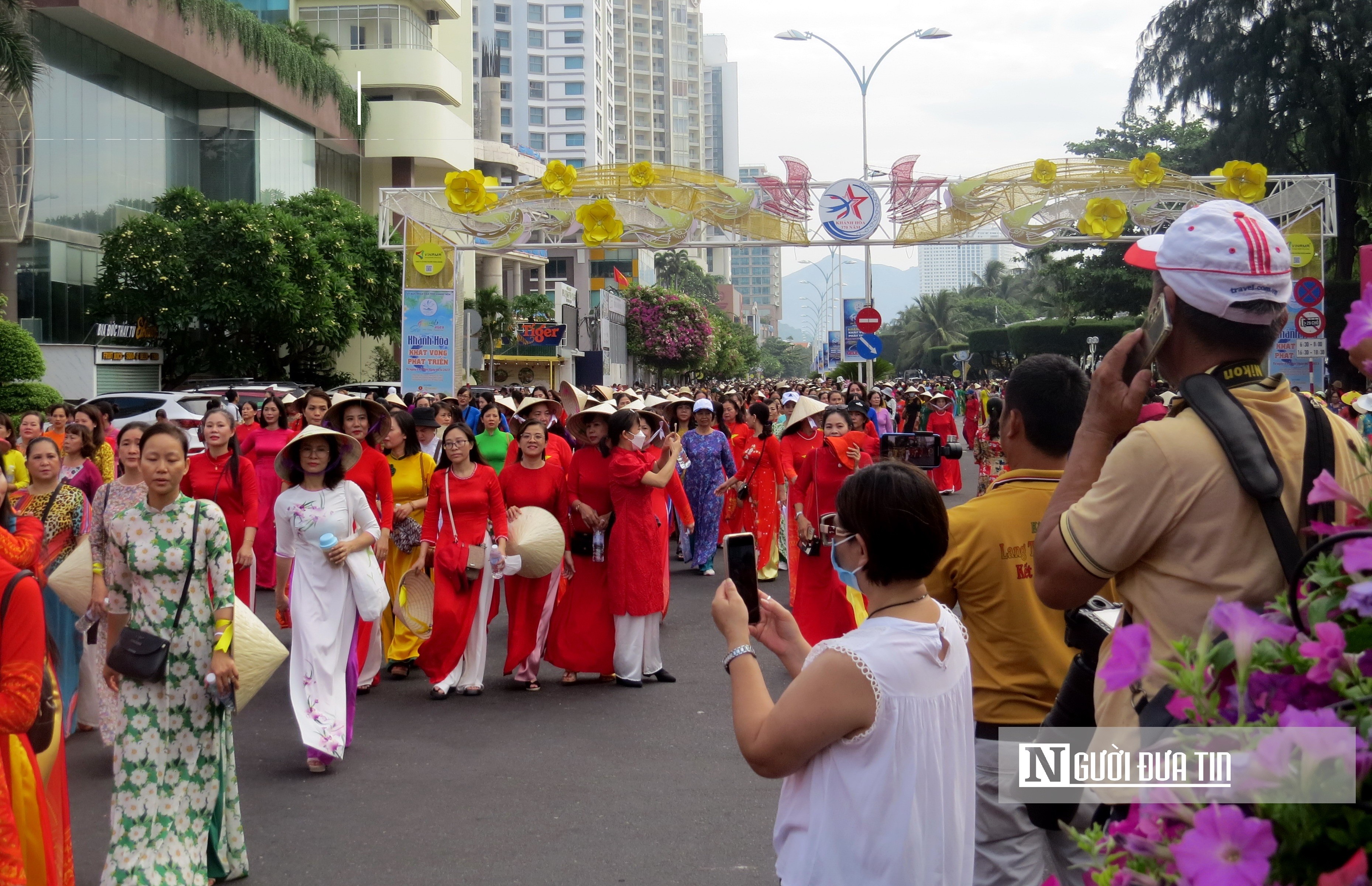 กิจกรรม - สตรีชาว Khanh Hoa กว่า 6,000 คน ร่วมเดินขบวนเพื่อเป็นเกียรติแก่ชุด Ao Dai บนท้องถนน (ภาพที่ 14)