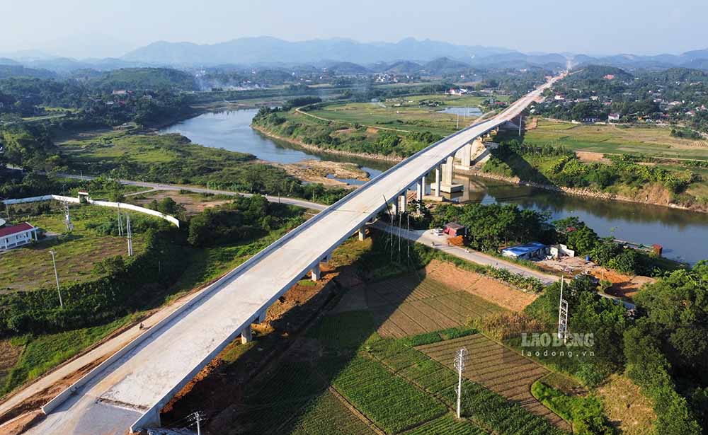 Die Doan-Hung-Brücke über den Fluss Chay in der Gemeinde Phu Luong (Doan Hung, Phu Tho) wurde im März 2023 geschlossen. Derzeit werden einige Arbeiten zur Vorbereitung auf Asphaltbelagstests abgeschlossen. Foto: Nguyen Tung.