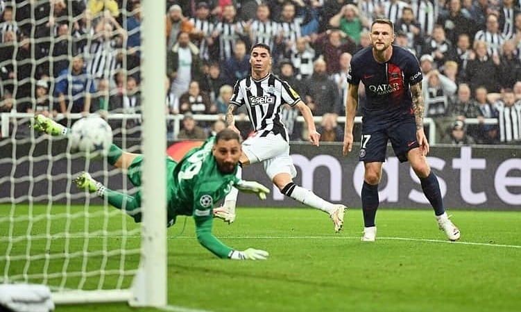 Newcastle thắng PSG, lên đỉnh bảng Champions League