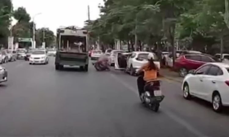 ស្ត្រី​មាន​ផ្ទៃពោះ​ម្នាក់​ស្លាប់​បន្ទាប់ពី​បុក​ទ្វារ​រថយន្ត​