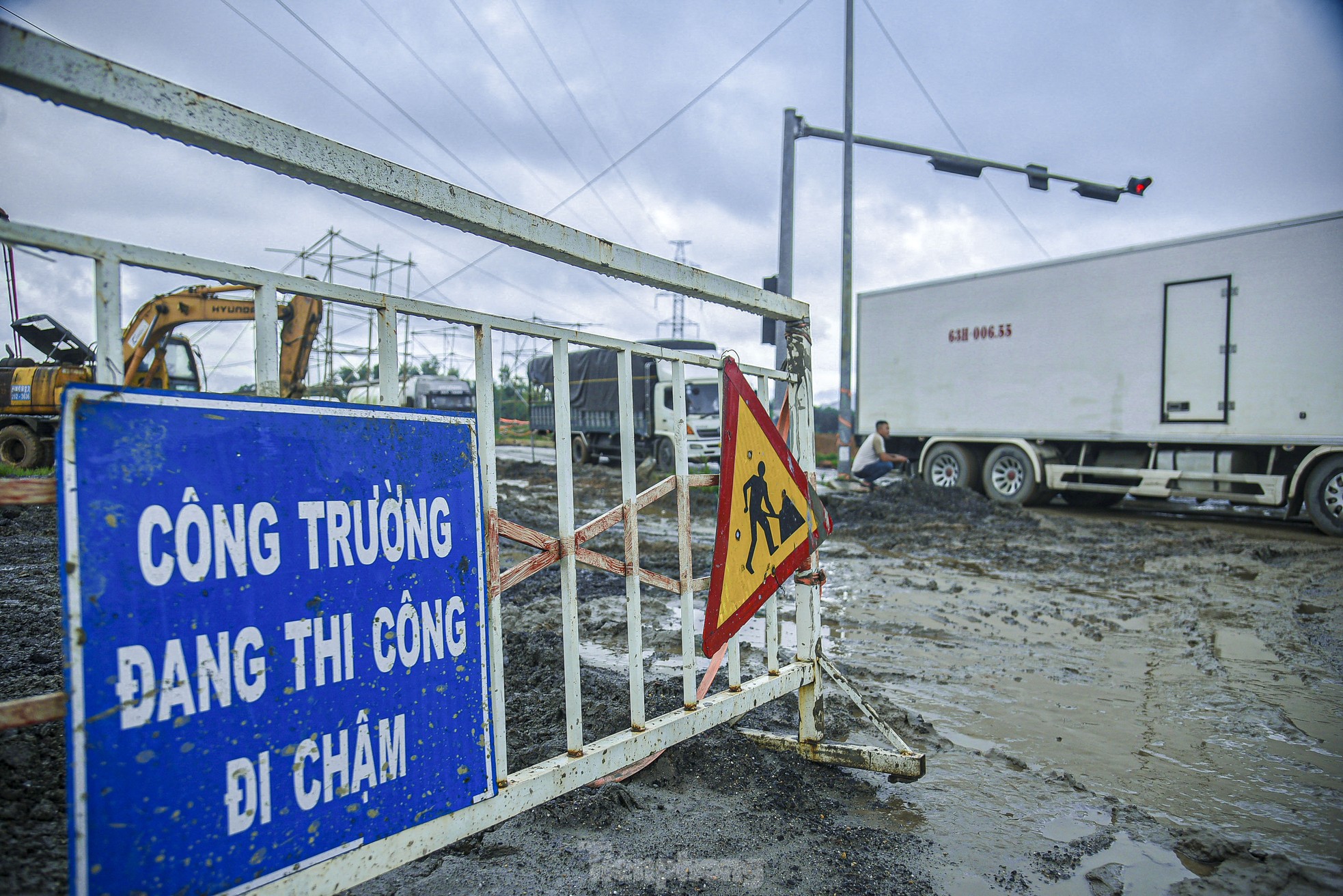 Ôtô nối nhau hàng cây số chờ qua nút giao đang thi công tốc ở Đà Nẵng ảnh 4