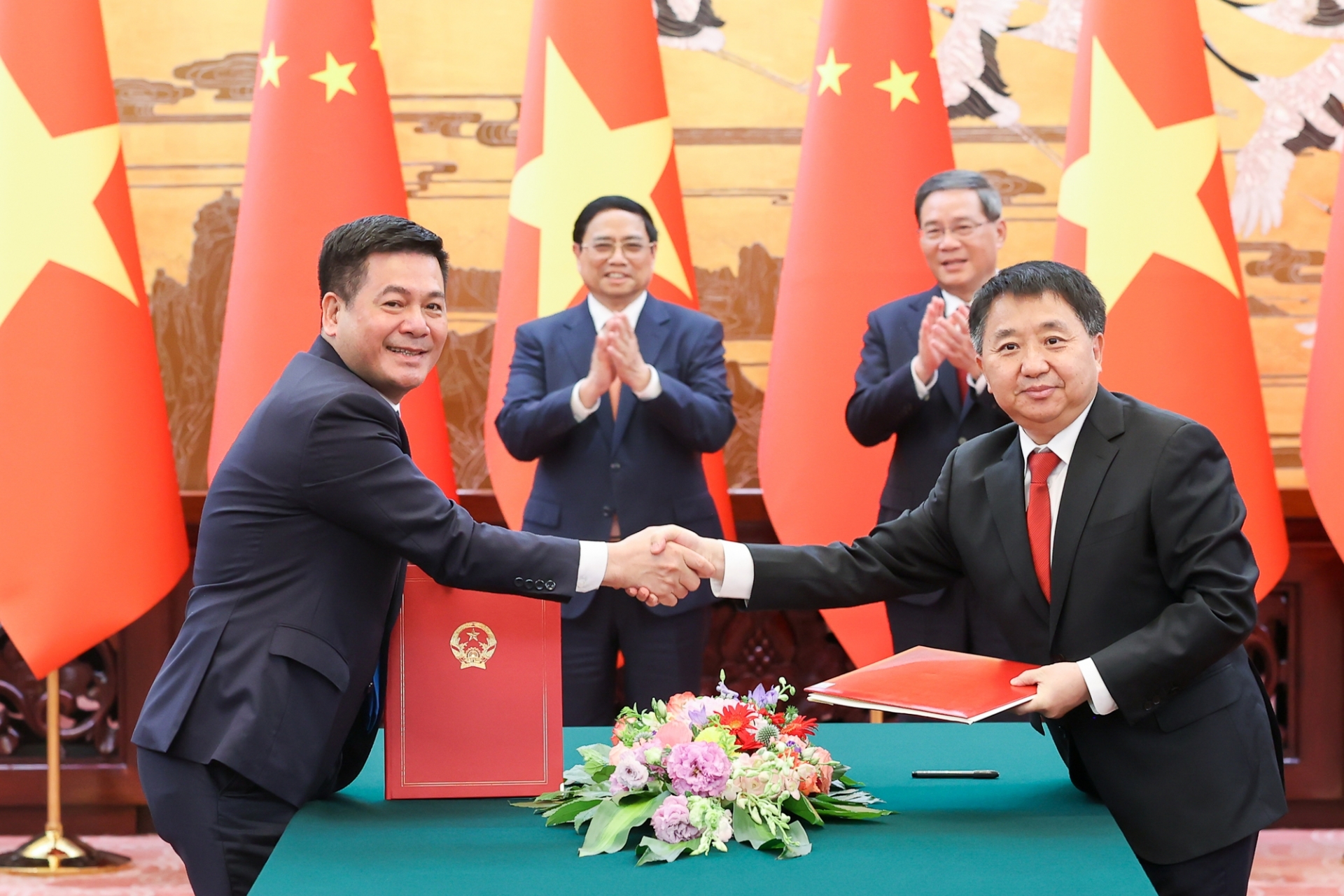 The two Prime Ministers witnessed the signing and exchange of the Memorandum of Understanding between the Ministry of Industry and Trade of Vietnam and the General Administration of Market Supervision of China.