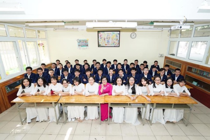 Frau Nguyet und Schüler der Giang Vo Secondary School, Klasse 2016-2020. Foto von : Character provided