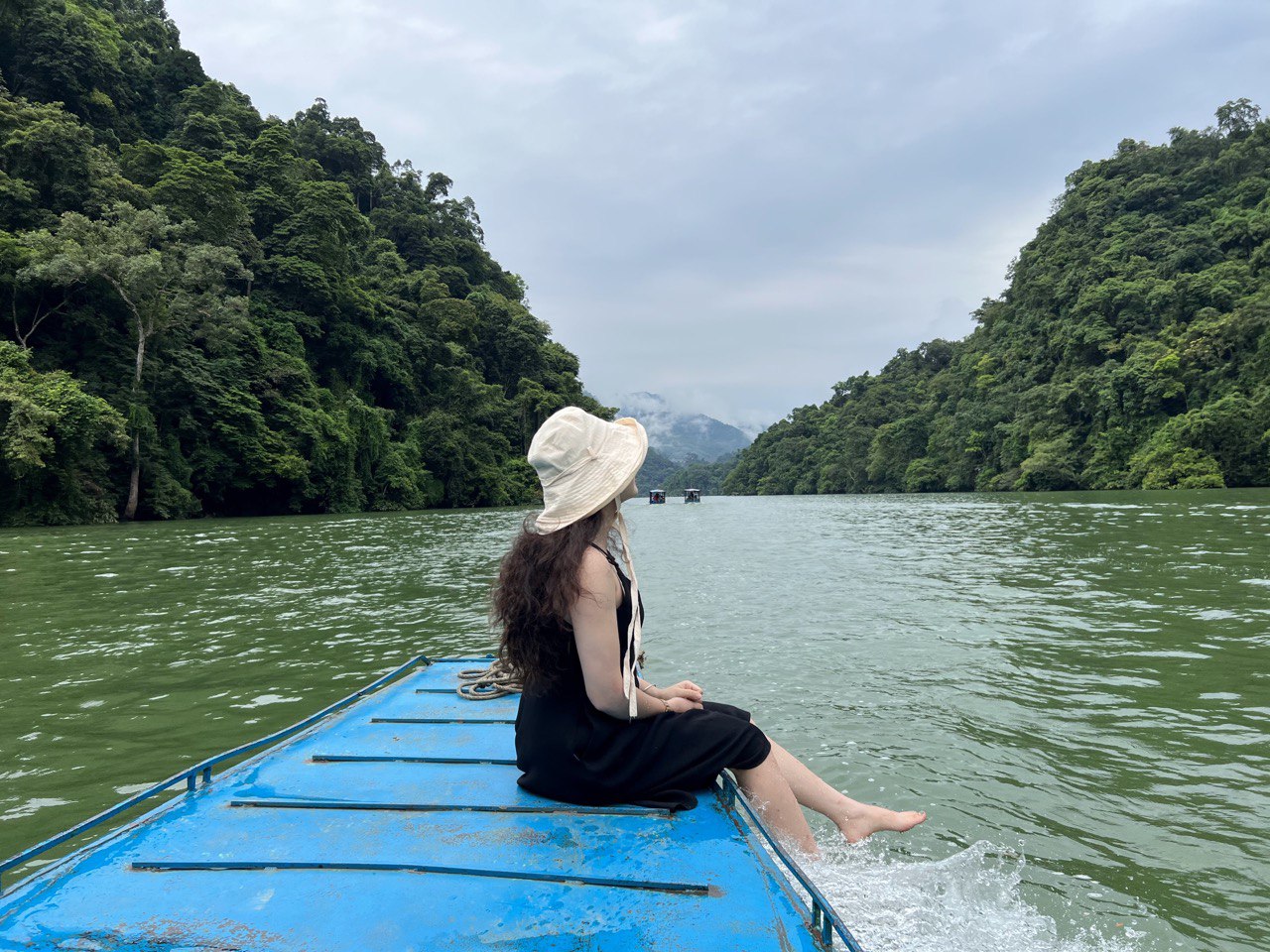 Voyager sur le lac Ba Be est magnifique en toute saison. Les visiteurs pourront admirer la nature majestueuse et toucher l’eau fraîche bleu-vert.