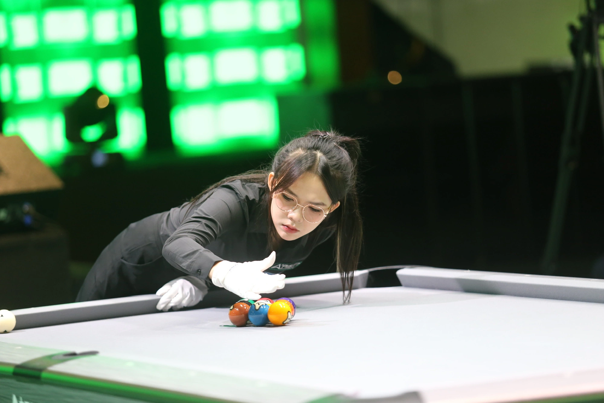 Deux belles arbitres féminines créent la surprise lors d'un tournoi de billard à 9 boules à Ho Chi Minh-Ville