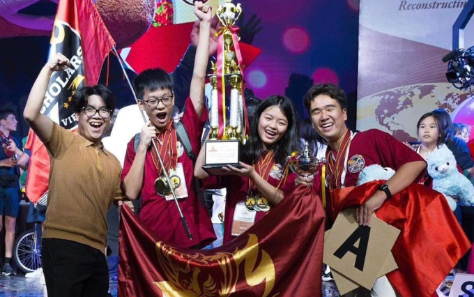 Ngu To Duy (linkes Cover) und das Team Nguyen Linh Anh, Tran Quy Don und Nguyen Truong Son sind bei der Runde in Thailand weltweit unter den Top 4 und weltweit unter den Top 2 im Team Bowl. Foto von : Character bereitgestellt