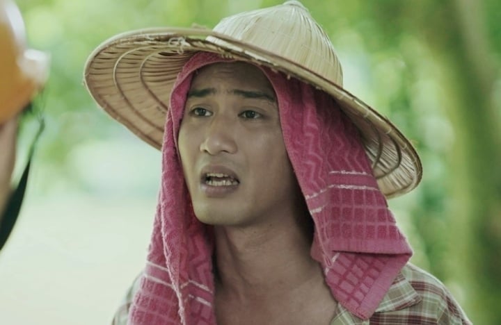 Giọng nói của Doãn Quốc Đam trong phim "Làng trong phố" gây khó chịu.