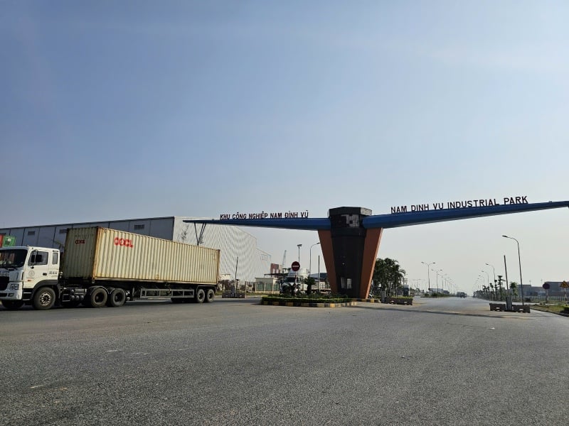 Taman Perindustrian Nam Dinh Vu mempunyai kelebihan trafik yang luar biasa, terletak berhampiran pelabuhan laut yang besar, membantu memendekkan masa pengangkutan, mengoptimumkan kos logistik dan meningkatkan daya saing produk Vietnam apabila mencapai rakan kongsi antarabangsa. Foto: Thanh Son