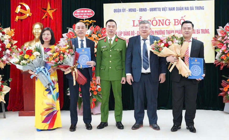 Leaders of Hai Ba Trung District presented the appointment decision and flowers to congratulate the Chairman and Vice Chairman of Thanh Nhan Ward People's Committee.