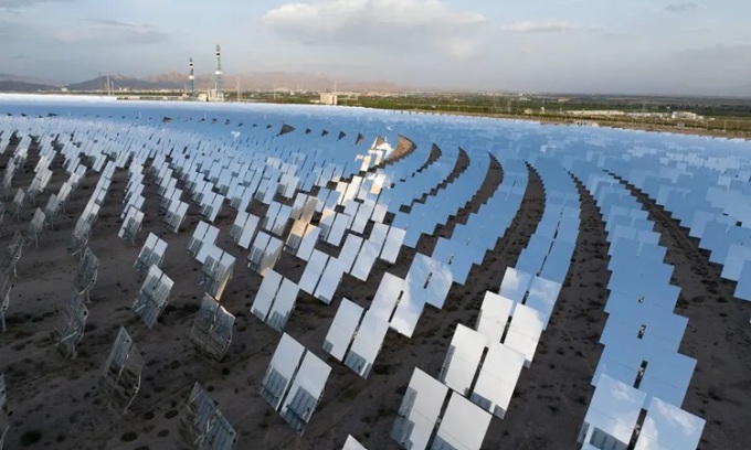 Ein groß angelegtes CST-System benötigt etwa 10.000 große Spiegel, um Sonnenenergie zu sammeln. Foto: iStock