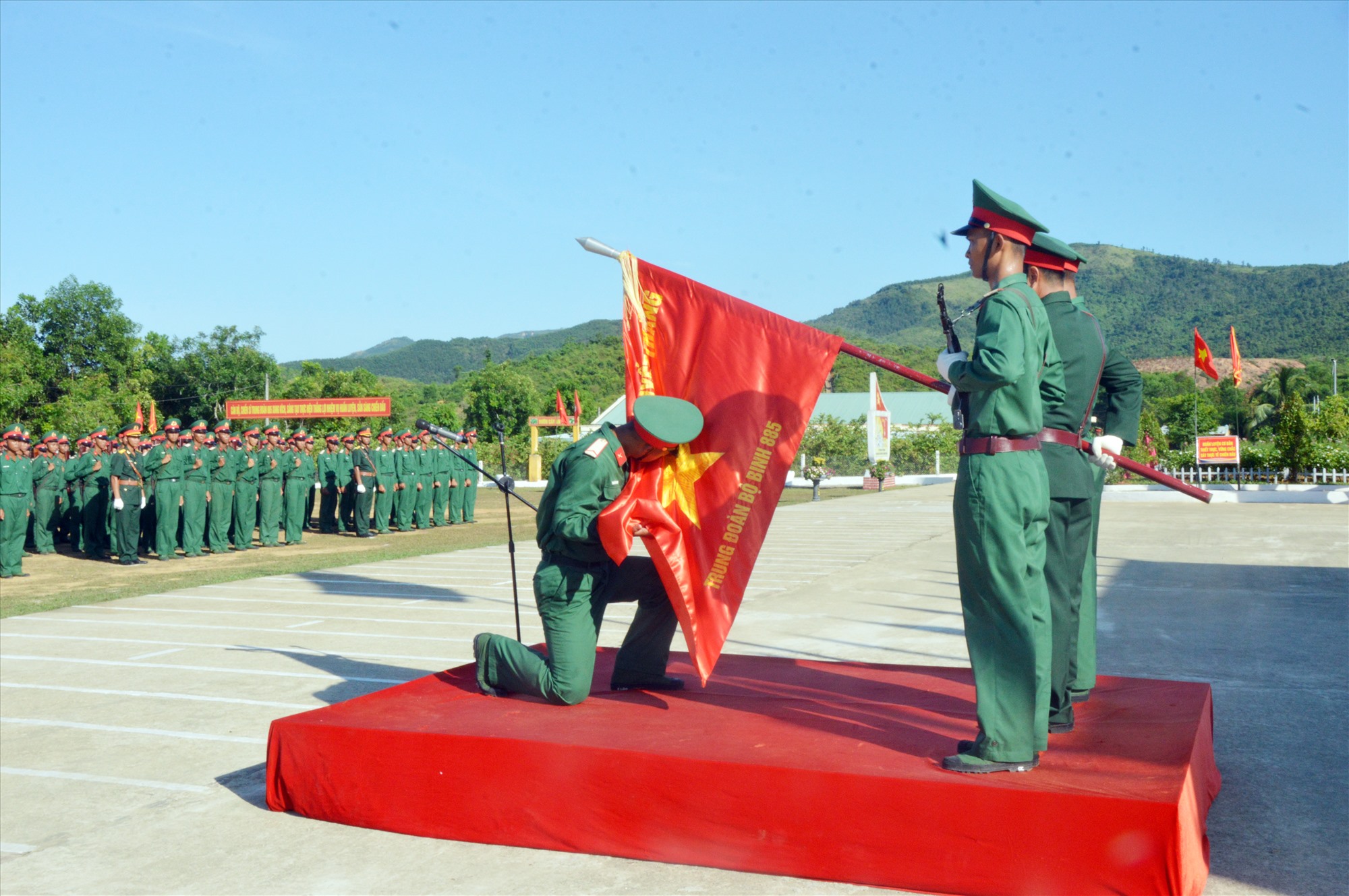 Chiến sĩ mới tuyên thệ dưới quân kỳ.