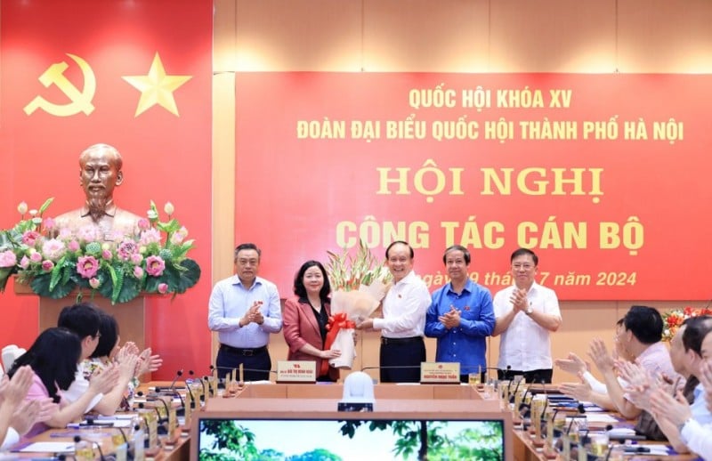 Các đại biểu Quốc hội thuộc Đoàn đại biểu Quốc hội TP Hà Nội chúc mừng Bí thư Thành ủy Hà Nội, Trưởng Đoàn đại biểu Quốc hội TP Hà Nội Bùi Thị Minh Hoài (Ảnh: T.L).