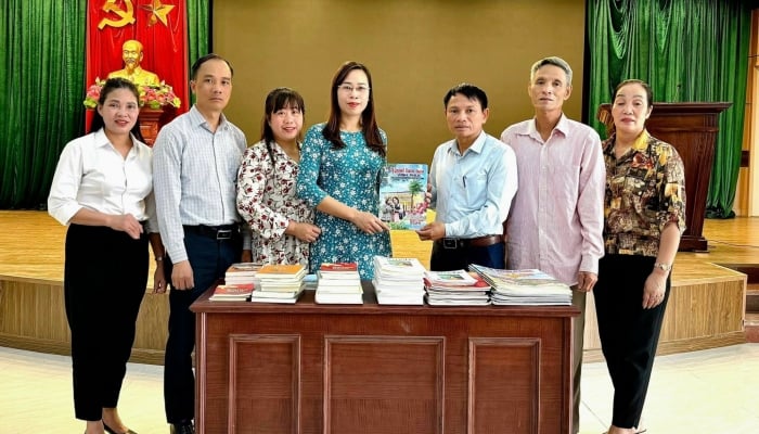 L'Association des journalistes de la province de Vinh Phuc présente des publications de presse et des livres à un certain nombre de villages culturels modèles.