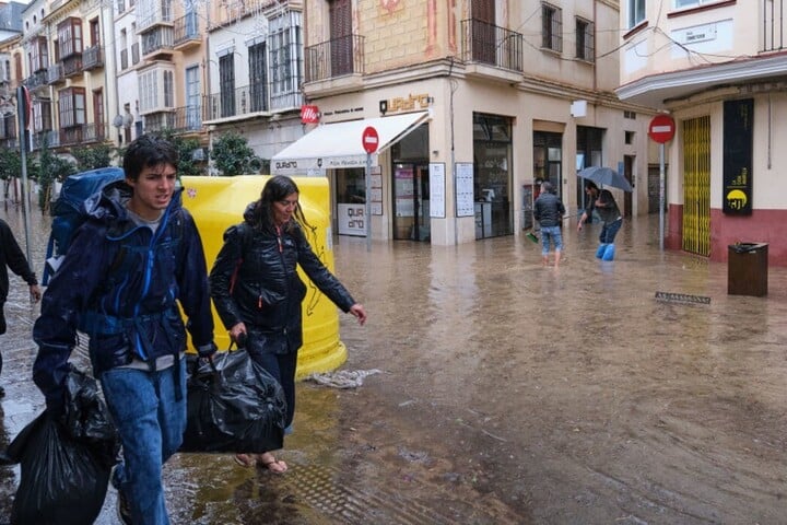 Los trabajadores españoles tienen derecho a cuatro días de licencia pagada si se produce una emergencia meteorológica. (Foto: Guillaume Pinon)