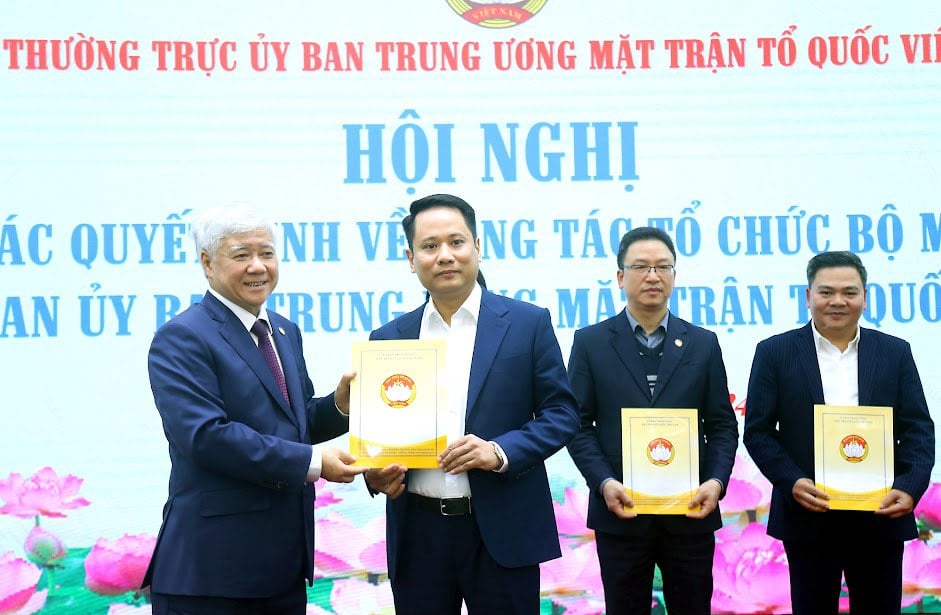 Chủ tịch Ủy ban Trung ương MTTQ Việt Nam Đỗ Văn Chiến trao Quyết định điều động, bổ nhiệm nhà báo Trương Thành Trung