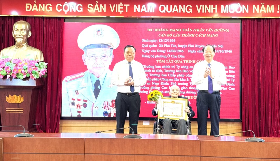 Trưởng Ban Tuyên giáo Thành ủy Nguyễn Doãn Toản trao Huy hiệu 80 năm tuổi đảng tặng đảng viên Hoàng Mạnh Tuấn.