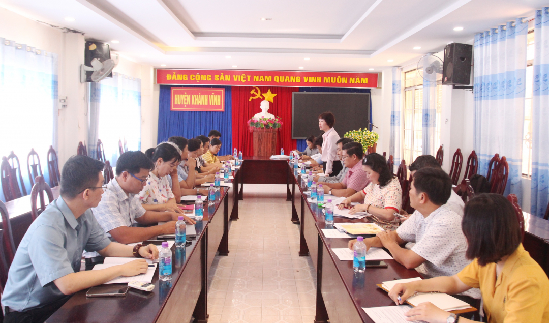 Die Überwachungsdelegation arbeitete mit dem Volkskomitee des Distrikts Khanh Vinh zusammen.