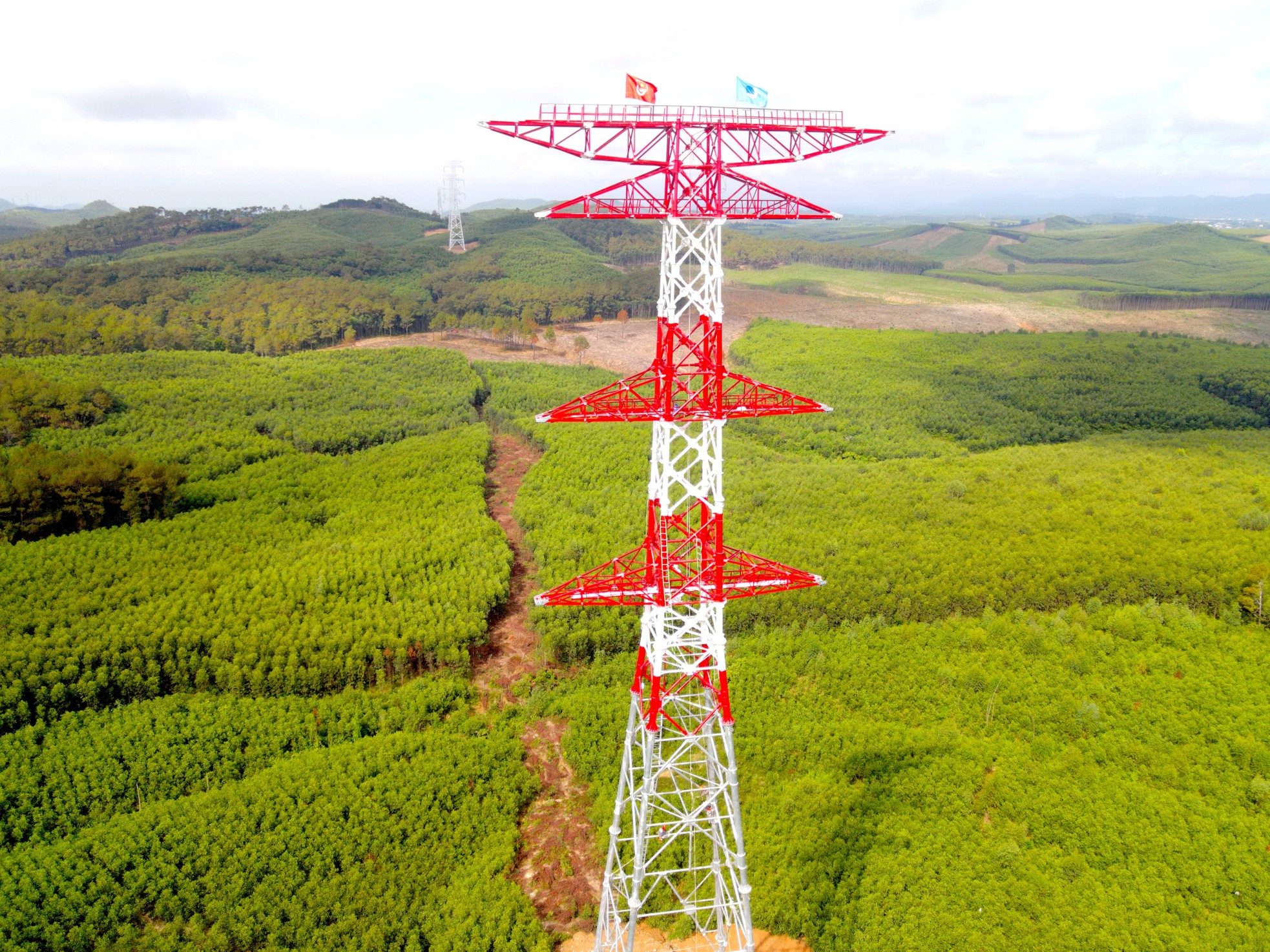 Fièrement, le drapeau de l'Union flotte sur le poteau électrique de 500 kV, circuit 3, section à travers Nghe An, photo 17