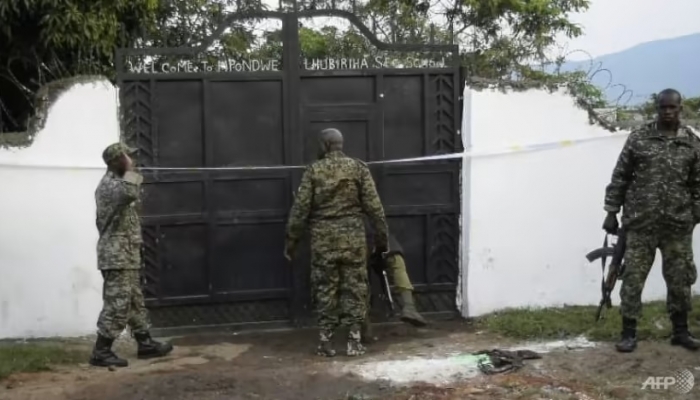 L'Ouganda arrête trois personnes pour un massacre dans une école