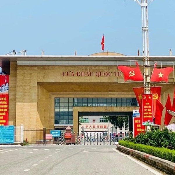 Tourists are allowed to drive cars through Mong Cai Border Gate.